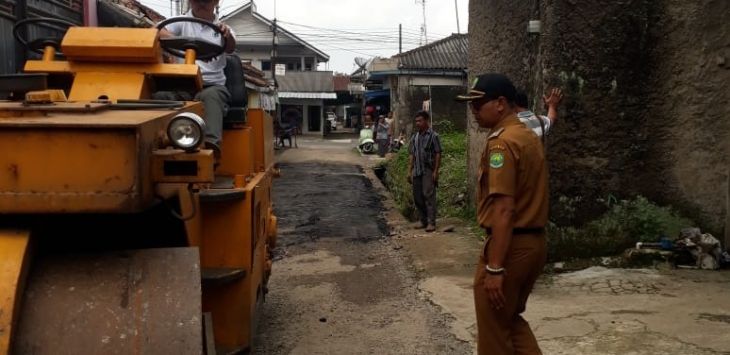 Tim penambal jalan berlubang Desa Jalancagak mulai melaksankan tugasnya di wilayah desa /Kecamatan Jalancagak, Subang, Senin (4/3/2019).