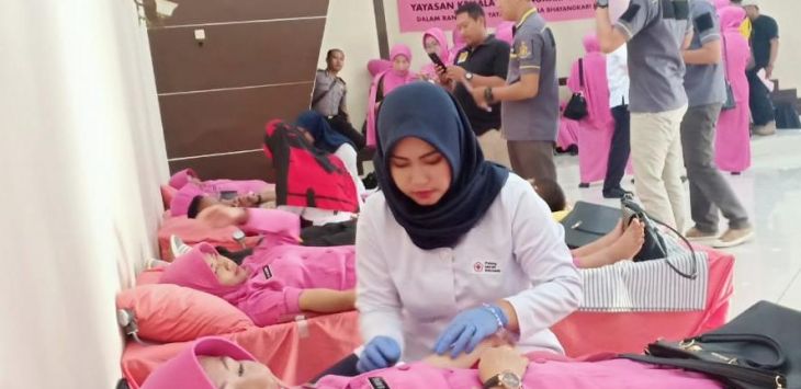 : Suasana donor darah dalam rangka peringatan HUT ke -32 TVRI,Jawa Barat berkerjasama dengan Polres Subang dan PMI Subang, di Aula Patriatama Mapolres Subang, (5/3/2019).