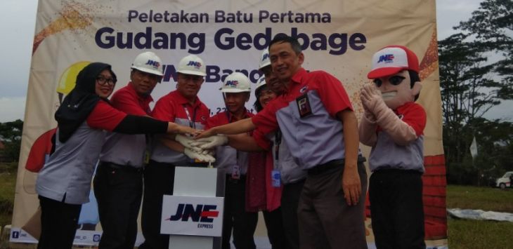 Jajaran direksi dan manajemen JNE saat ground breaking. Foto:Istimewa