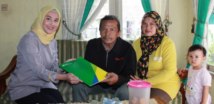 Penata Madya Pelayanan, Citra (kiri) menyerahkan klaim kepada tenaga kerja, Adun Gandi (tengah) didampingi anaknya (kanan). Foto:Istimewa

