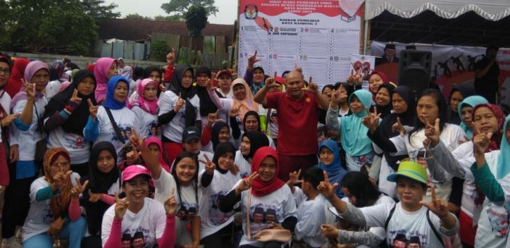 Sekretaris Partai Gerindra Kota Bandung,  sekaligus caleg no urut 1 dapil 3, Ade Supriadi bersama para pendukungnya, seusai gerak jalan santai di lapangan Sukapura, Kiaracondong, Bandung, Minggu (10/3/2019). Foto:Solihin Samad/Pojokbandung