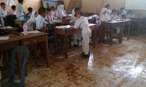 Kondisi ruang belajar SD Negeri Girimukti mengkhawatirkan. Kenyamanan murid saat belajar pun terganggu.