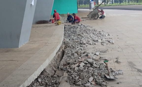 AKTIVITAS : Sejumlah pkerja mulai memperbaiki penurunan tanah di area Stadion Gera Bandung Lautan Api (GBLA), belum lama ini. Foto: Ist
