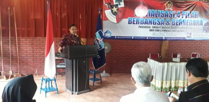 Anggota DPR RI Agung Budi Santoso, memberikan pemahaman edukasi kepemiluan di Jalan Neglasari Kota Cimahi, Selasa (12/3). (foto : GATOT POEDJI UTOMO/RADAR BANDUNG) 
