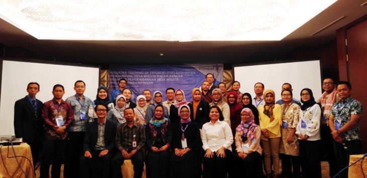 FOTO BERSAMA: Kasubid Hubungan Antar Lembaga II, Kemenpar RI, Sabar Norma Megawati (baju putih) foto bersama dengan dosen pendamping usai acara Training of Trainers (ToT) bagi dosen pendamping desa wisata, di Regata Hotel, Jalan DR Setiabudi, Sukajadi, Kota Bandung, Kamis (21/3/2019). (foto : ASEP RAHMAT/ RADAR BANDUNG) 