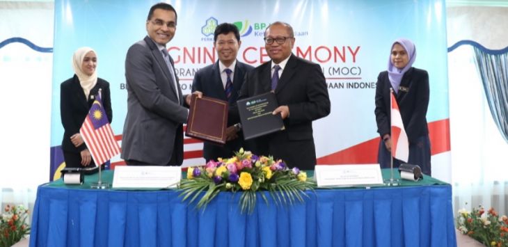 (kiri ke kanan) Ketua Eksekutif/Ketua Pengarah PERKESO, Dato’ Mohammed Azman, Deputy Secretary General (Policy & International) Ministry of Human Resources, Dato'  Kua Abun, Agus Susanto, Direktur Utama BPJS Ketenagakerjaan.