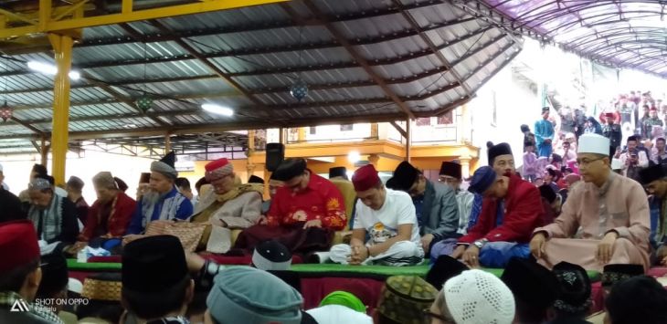 KHUSYUK: Peserta khusyuk saat kegiatan Manaqib Qubro di Pondok Pesantren Sirnarasa, Kecamatan Panjalu, Kabupaten Ciamis, Minggu (17/3)