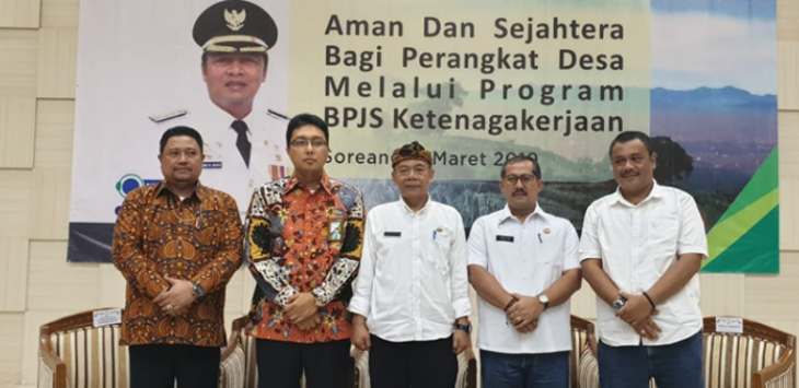 Dari kiri: Aang Supono SH, Kakacab BPJS TK Bandung Soekarnohatta, Alpian SE, MM Kakacab BPJSTK Bandung Lodaya,  Drs. H. Teddy Kusdiana, MSi Sekretasis Daerah Kabupaten Bandung, Drs.H. Tata Irawan Subandi M.Si Kepala Dinas Pemberdayaan Masyarakat dan Desa  dan Drs. Rukmana M.Si Kepala Dinas Ketenaga Kerjaan dan Transmigrasi. Foto Istimewa