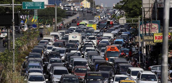 MACET: Sejumlah kendaraan terjebak macet di Jalan Pasteur, Kota Bandung. Dishub Kota Bandung, terapkan program carpooling untuk mengurai kemacetan.
(foto : dokumend).