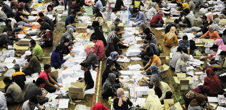 Pekerja melakukan pengecekan surat suar pemilu 2019 di gedung serba guna STT Mandala, Kota Bandung, Senin (11/3). (Taofik Achmad Hidayat/RADAR BANDUNG) 