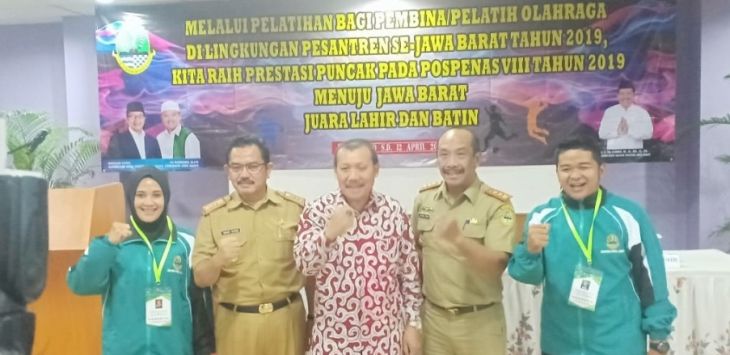 Sekda Jabar, Iwa Karniwa didampingi Kadispora Jabar, Engkus Sutisna dan Kabid Pembudayaan Olahraga Dispora Jabar, Dadang Ronda usai pembukaan pelatihan bagi pembina/pelatih olahraga di ponpes se Jabar di Hotel Isola Bandung, Selasa (9/4/2019). Foto:Istimewa