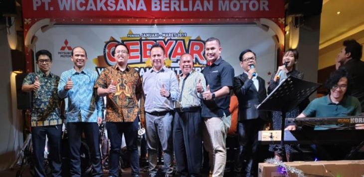 Coordinator area West Java PT MMKSI Resky Aulis Mohammad didampingi Sales Manajer Wicaksana Berlian motors, Yanuar Primadi bersama Chaeiruddin Siregar di acara Wira Usaha Mitsubishi, di Atmosphere Café, Selasa (23/4/2019).