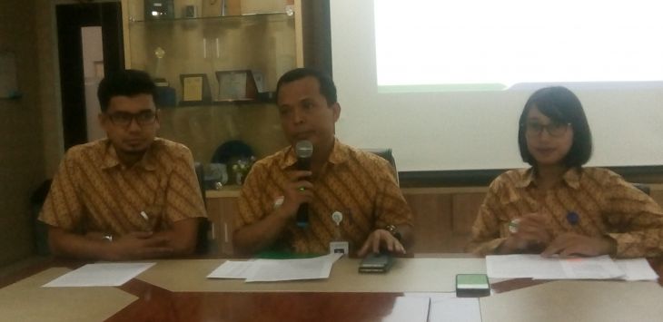 Kepala BPJS Kesehatan Cabang Soreang Fahrurozi (tengah) saat melakukan jumpers di kantornya, Selasa (16/4/2019).