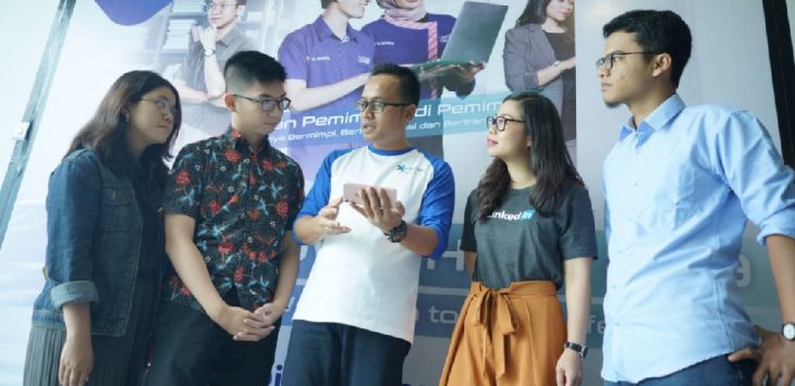 MENJELASKAN (ki-ka): Head of IoT Innovation XL Axiata, Boy Wicaksono (tengah), Account Director Linkedin, Lanny Wijaya, dan Chief of Product Habibi Garden, Toni Prabowo pada Youth Town Hall, Semarang (8/4).  