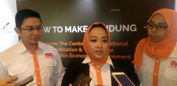 Presiden IMA Chapter Bandung, Lina Aulina (tengah) saat wawancara usai seminar dan pelantikan IMA Chapter Bandung di Hotel Aryaduta, Jalan Sumatera, Selasa (9/4).