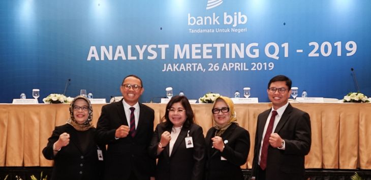 KINERJA : Direktur Kepatuhan dan Manajemen Risiko yang melaksanakan tugas Direktur Utama bank bjb, Agus Mulyana bersama jajaran Direksi usai  mengumumkan kinerja keuangan Perseroan Triwulan I 2019 yang bertempat di Ballroom Hotel Ritz Carlton Pacific Place, Jum’at (26/4/19).