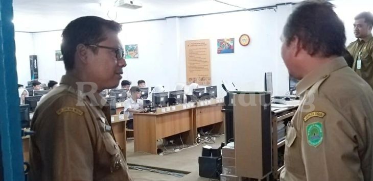 Wakil Bupati Subang Agus Masykur didampingi Plt Kadisdikbud E Kusdinar monitoring UNBK, Senin (22/4/2019).
(foto : M.ANWAR/RADAR BANDUNG)
