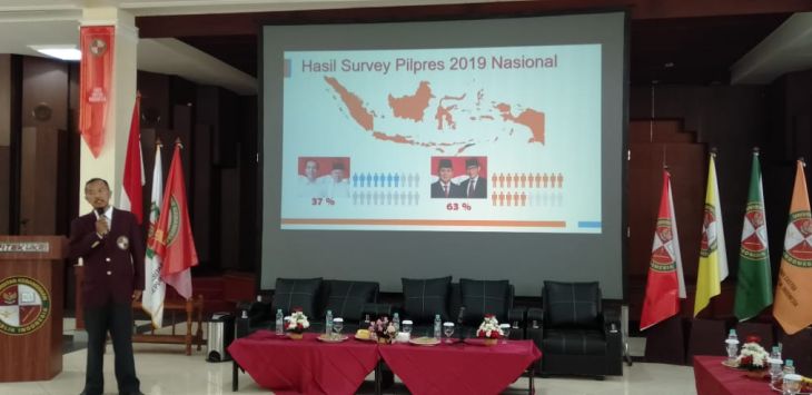 etua LPPM UKRI Rochmanijar Setiadi saat memaparkan hasil survei elektabilitas Capres dan Cawapres 2019-2024 di Aula Soemitro Djojohadikoesoemo, UNRI, Jalan Terusan Halimun, Kota Bandung, Kamis (11/4).