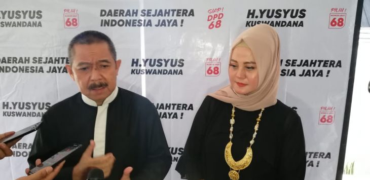 Yusyus Kuswandana (kanan) bersama Istri (kiri).