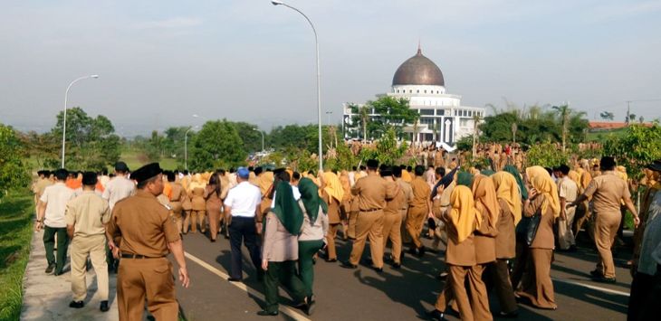 Aparatur Sipil Negara (ASN) Kabupaten Bandung Barat setelah melakukan apel pagi di Kompleks Pemkab Bandung Barat belum lama ini. 
(foto : ILUSTRASI)