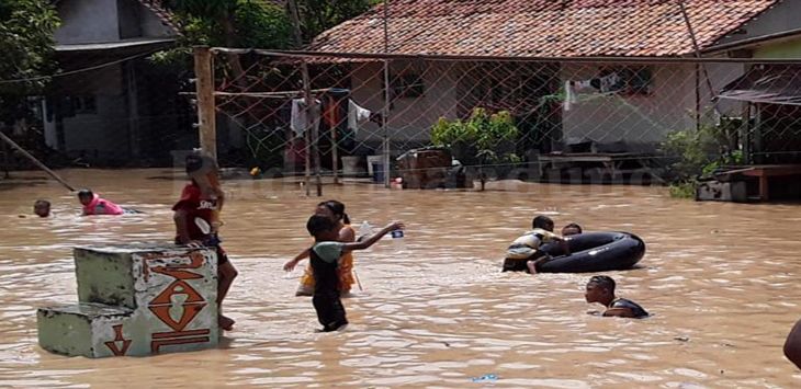 (foto: M.ANWAR/RADAR BANDUNG)
BERMAIN : Anak-anak asyik bermain di genangan banjir. Wilayah Desa Dukuh dan Desa Jatibaru, Kecamatan Ciasem , Kabupaten Subang, diterjang banjir, Senin (8/4/2019).
