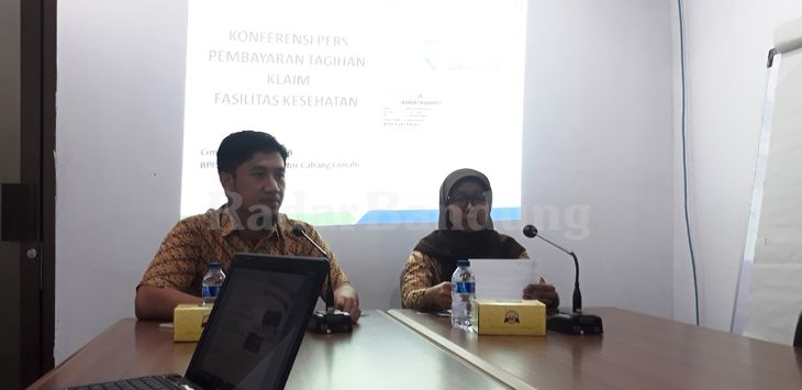Kepala Bidang Penagihan dan Keuangan BPJS Kesehatan Cabang Cimahi, Sarah Rosalina, memberikan keterangan pers di ruang rapat kantor cabang BPJS Cimahi, Jalan Sangkuriang, Selasa (16/4/2019). (FOTO : GATOT POEDJI UTOMO/RADAR BANDUNG)