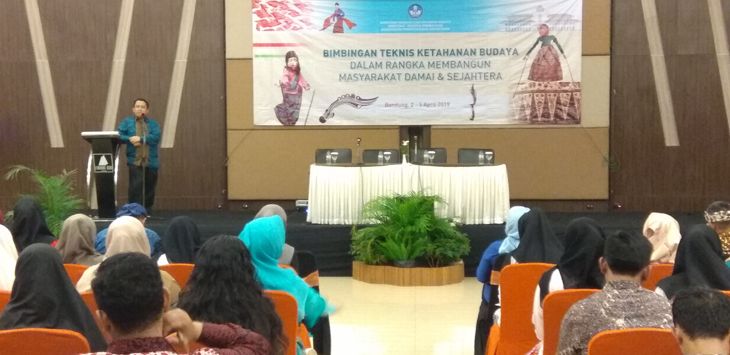 : Direktur Warisan dan Diplomasi Budaya Kemendikbud Nadjamuddin Ramly memberikan bimbingan teknis ketahanan budaya kepada 100 generasi milenial se-Jawa Barat di Lembang, KBB, Selasa (2/4/2019).