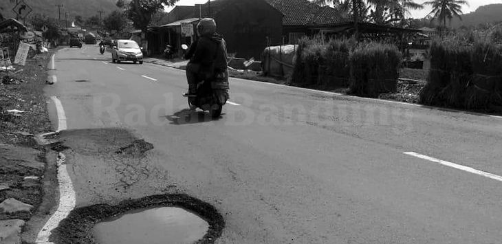 M.ANWAR/RADAR BANDUNG
MELINTAS : Pengendara sepeda motor melintasi jalan milik Provinsi Jawa Barat yang kian mengkhawatirkan, Rabu (10/4/2019).
(foto: M.ANWAR/RADAR BANDUNG)
