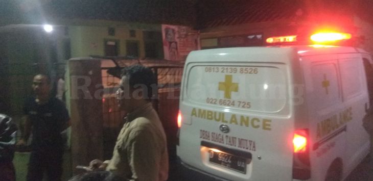 Ambulance yang membawa jenazah anggota KKPS, Adung tiba di rumah duka di RT 4/2, Desa Tani Mulya, Kecamatan Ngamprah, Bandung Barat Senin malam (29/4/2019). 
(foto : 