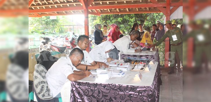 SERAGAM SMA : KPPS TPS 9 di Dusun Sudimampir, Desa Kaliangsana, Kecamatan Kalijati, Kabupaten Subang, kompak mengenakan seragam sekolah SMA, Rabu (17/4/2019). (foto : M.ANWAR/RADAR BANDUNG)