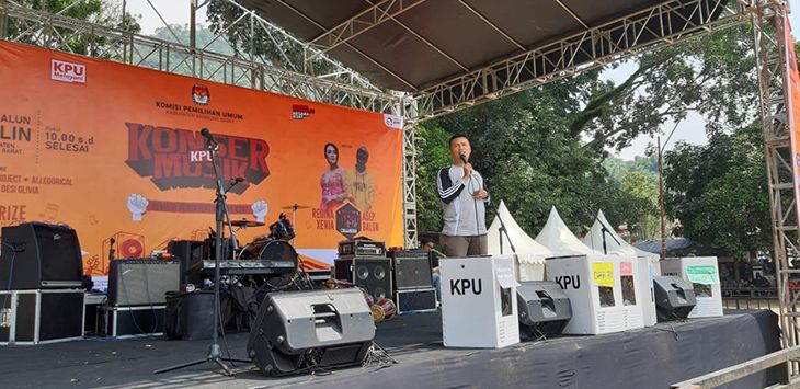 Komisi Pemilihan Umum (KPU) Bandung Barat terus lakukan sosialisasi pemilu 2019 di H-3 pencoblosan dan hari ini bertempat di Alun-alun Cililin, Bandung Barat, Minggu (14/4/2019), yang dimeriahkan dengan sejumlah hiburan musik.