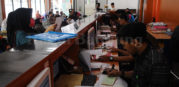 ILSUTRASI : Petugas Disdukcapil Kota Cimahi sedang melayani keperluan masyarakat terkait administrasi kependudukan.
(foto: TAOFIK ACHMAD HIDAYAT/RADAR BANDUNG)
