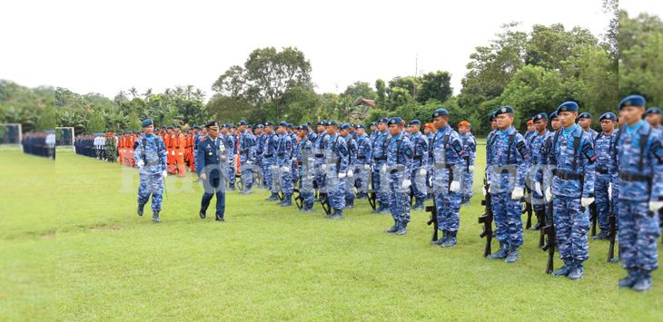 HUT TNI AU : Komandan Wingdikkal Kolonel Kal Ahmad Januardi memimpin upacara Peringatan ke-73 Hari Ulang Tahun TNI Angkatan Udara, di lapangan Dirgantara Lanud Suryadarma Kalijati Subang, Selasa (9/4).
(Foto:M.ANWAR/RADAR BANDUNG)
