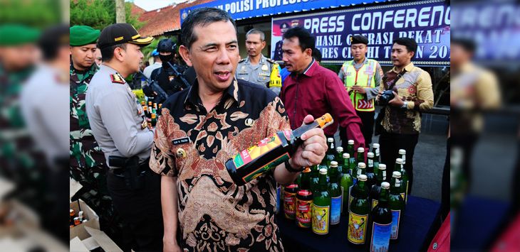 Jajaran Polres Cimahi mengamankan ribuan botol minuman keras, beberapa waktu lalu.
(foto : ILUSTRASI)