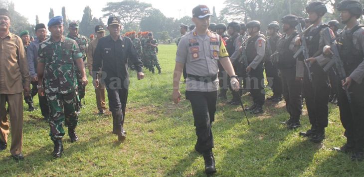 APEL PASUKAN: Kapolres Subang, AKBP Muhammad Joni, Bupati Subang, H. Ruhimat dan Wakil Bupati Subang, Agus Masykur, Danlanud Suryadarma Kalijati, Dandim 0506/Subang, Letkol Arh, Edi Maryono, saat tinjau Apel pasukan di Lapangan Alun-alun Subang, Senin (15/4/2019). (foto : ANWAR/ RADAR BANDUNG)