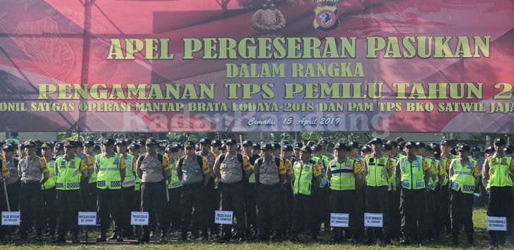 APEL: Jajaran Polres Cimahi menggelar Apel Pergeseran Pasukan dalam rangka pengaman TPS Pemilu 2019 di Lapang Sriwijaya, Kota Cimahi, Senin (15/4/2019). (foto : TAOFIK ACHMAD HIDAYAT/RADAR BANDUNG)
