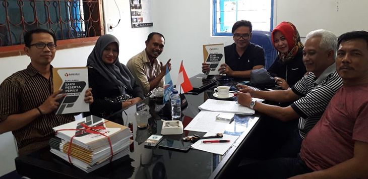 DISKUSI : Ketua Harian Rumah Aspirasi ABS, Iwan Setiawan (tengah), foto bersama usai melakukan evaluasi di kantor DPC Demokrat Cimahi, Jalan Kolonel Masturi. (foto: Ilustrasi)