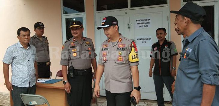 KONDUSIF : Kapolres Subang, AKBP Mohammad Joni memantau tahapan rekapitulasi surat suara di PPK Jalancagak, Minggu (21/4/2019). (foto : M.ANWAR/RADAR BANDUNG)
