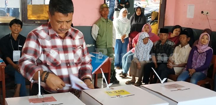 NYOBLOS : Sekdis Pendidikan Kab Bandung, H Adang Sudjana saat melakukan pencoblosan di TPS 3 Kp Kadatuan.Desa Mekarpawitan Kec Paseh, Kab Bandung, Rabu (17/5). (foto :  DEDEN KUSDINAR/RADAR BANDUNG)