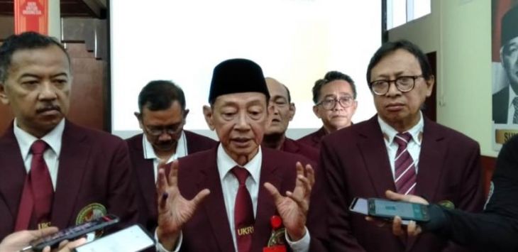 Rektor UKRI, Dr Boyke Setiawan MM saat diwawancara wartawan terkait hasil survei yang dirilis Lapitek UKRI, di Aula Soemitro Djojohadikoesoemo, UKRI, Jalan Terusan Halimun, Kota Bandung, Rabu (17/4/2019). Foto:Asep Rahmat/pojokbandung