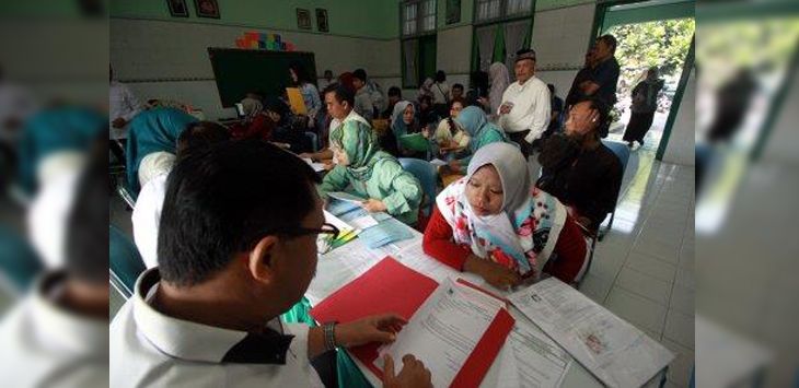 Sejumlah orang tua murid saat mendaftarkan anaknya pada Penerimaan Peserta Didik Baru (PPDB) 2018 di SMPN 2 Bandung, Jalan Sumatera, Kota Bandung.
IST