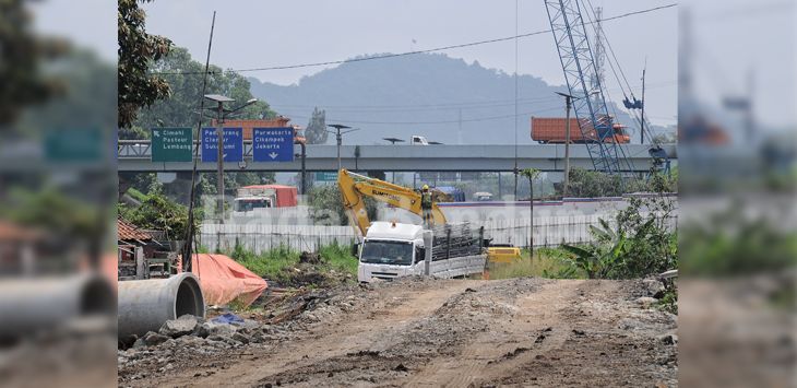 INFRASTRUKTUR : Aktivitas alat berat di Proyek Kereta Api Cepat Indonesia China (KCIC), Jalan Leuwigajah, Kota Cimahi, Belum lama ini. (foto : TAOFIK ACHMAD HIDAYAT/RADAR BANDUNG)