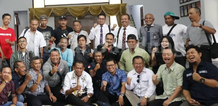 SILATURAHMI: Acara ramah tamah Bupati Subang H Ruhimat dan Wakil Bupati Agus Masykur bersama awak media, Kamis (11/4/2019).
(foto: ANWAR/ RADAR BANDUNG)