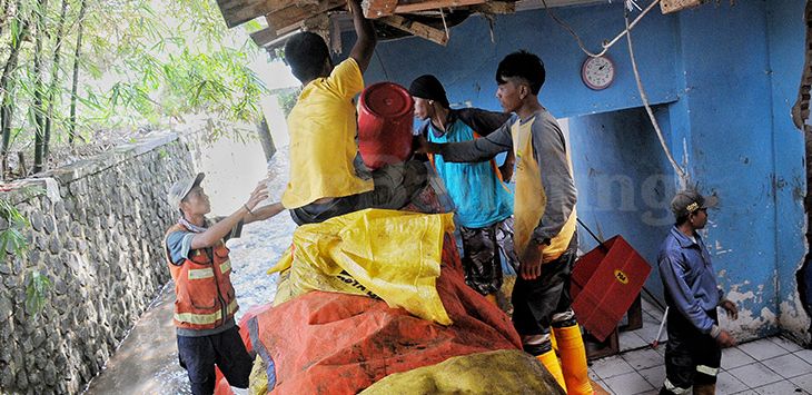 (foto: TAOFIK ACHMAD HIDAYAT/RADAR BANDUNG) 
MEMBERESKAN: Petugas gabungan beserta warga dan relawan membersihkan lumpur dan sampah pasca banjir di SDN 160 Ajitunggal Cijambe, Kota Bandung, Rabu (3/4/2019). 
