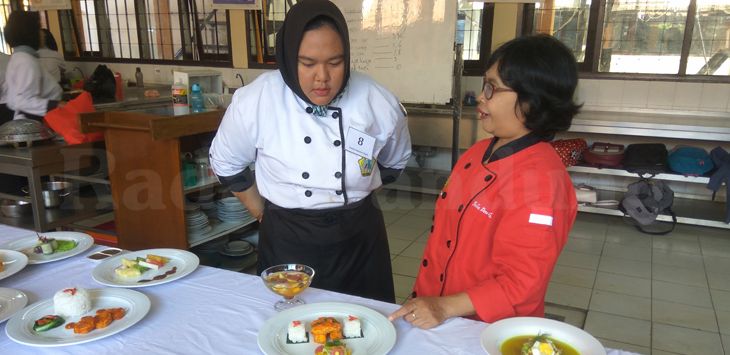 (foto : WHISNU PRADANA/RADAR BANDUNG)
UJIAN: Siswa Jurusan Tata Boga Food And Beverage Product SMKN 3 Cimahi menerima penilaian dari tim Penguji LSP P1. 
