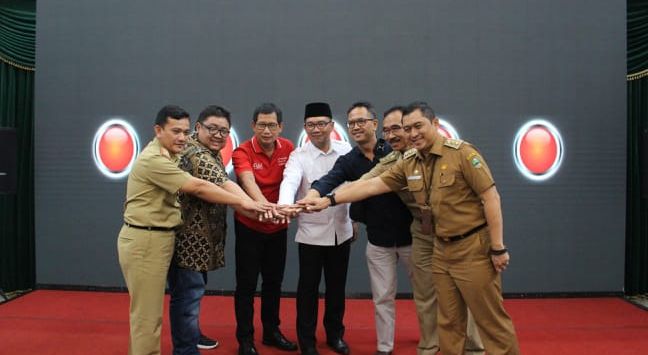 Direktur HCM Telkomsel Irfan A Tachrir (ketiga kiri), Gubernur Jawa Barat Ridwan Kamil (tengah), CEO Mobisaria Dadang Gemilar Suprayogi (kedua kiri), Kabiro Humas dan keprotokolan Ir Hermansyah Msi (paling kanan), Assiten PEMHUKESOS H Daud Ahmad (kedua kanan) dan Kadis PMD Provinsi Jabar Dedi Supandi (paling kiri) saat launching program Patriot Desa Digital di Bandung, (1/4).