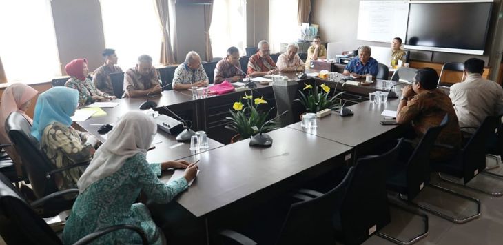 
AUDIENSI: Warga Komplek Bahagia Permai, RW 05/ RT 02, Kelurahan Margasar Kecamatan Buahbatu, Arifin saat audiensi di kantor Komisi C DPRD Kota Bandung, Senin (15/4/2019)
(foto : IST)

