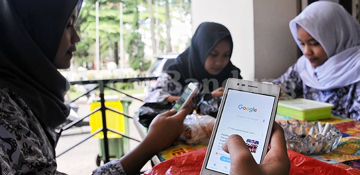 ILUSTRASI: Warga saat mengakses internet melalui gawai. Pemprov Jabar targetkan pemasangan sambungan internet secara gratis di 638 titik desa.
(foto: TAOFIK ACHMAD HIDAYAT/ RADAR BANDUNG)