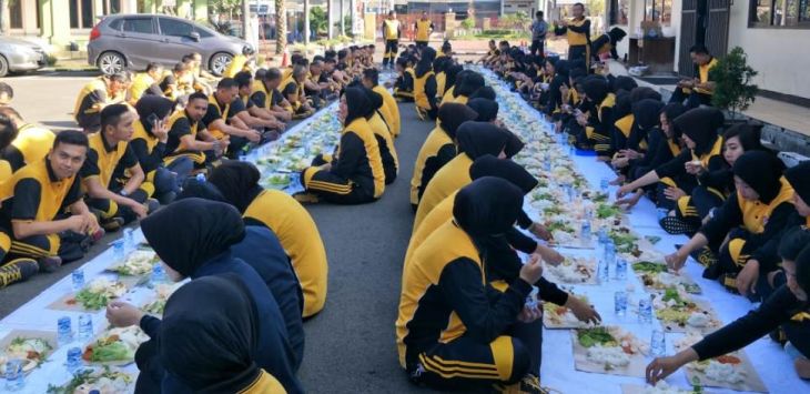 350 Anggota kepolisian dari Polres Bandung mengikuti acara ‘Cucurak’ menjelang datangnya bulan suci Ramadan. Foto:Istimewa