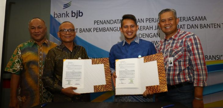 KERJASAMA : Bank bjb melakukan kerja sama kembali dengan PT. Asuransi Jiwa Taspen (Taspen Life) di Ibish Style Braga, Bandung, Jumat (10/4).Kerjasama ini diharapkan dapat meningkatkan layanan, fee based income serta peningkatan dana pihak ketiga (DPK) 